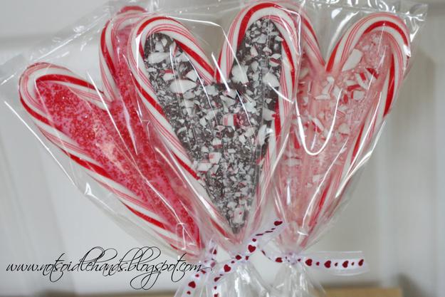 Candy Cane Pops
Melt chocolate between two candy canes
