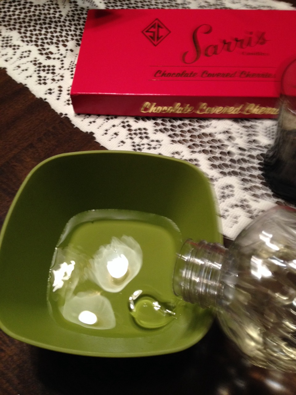 Step 4
Poor the vegetable oil in so it cover a little over half of the surface of the water