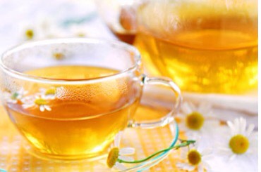 Iced peppermint tea:
This minty thirst quencher is super refreshing on a hot summer day, but it's also a super effective belly flattener. Peppermint tea helps your stomach process fat, ensuring even high fat foods like burgers and steaks are digested quickly, which helps prevent bloat .