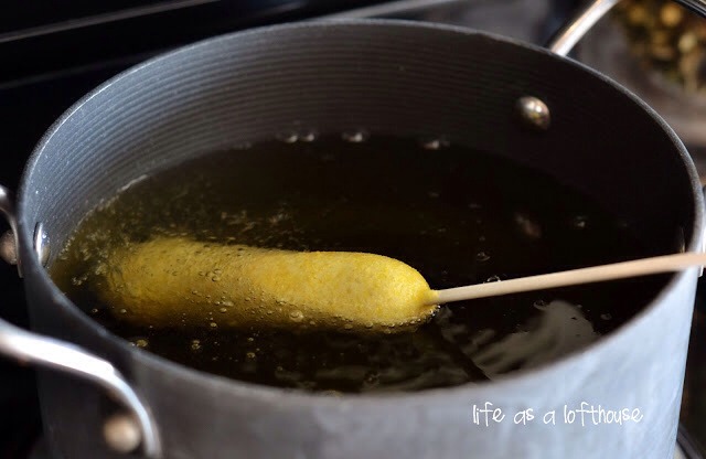  Immediately place it into the hot oil, while still holding the stick. Turn as necessary to brown all sides. Cook for 2-3 minutes, or until all sides are a deep golden brown. Remove from hot oil and place on paper towels to drain grease. Repeat with all hot dogs.