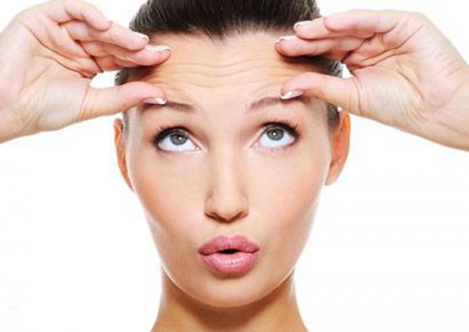 Remove wrinkles
This mask will help you reduce visible signs of aging such as wrinkles and tiny lines. Squash three strawberries, add a spoonful of green tea and some honey. Make a paste and apply it to your face by massaging it in circular motions going upwards. Wash it off after 20-30 minutes