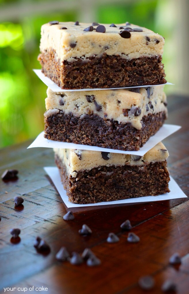 8. Bake for 25-30 minutes. (The longer you leave it in, the more "cakey" your brownie layer will be. Less time means a fudgey brownie.)
9. Let brownies cool completely.
10. Cook Dough: Beat butter, brown sugar and sugar together for 2 minutes.
π