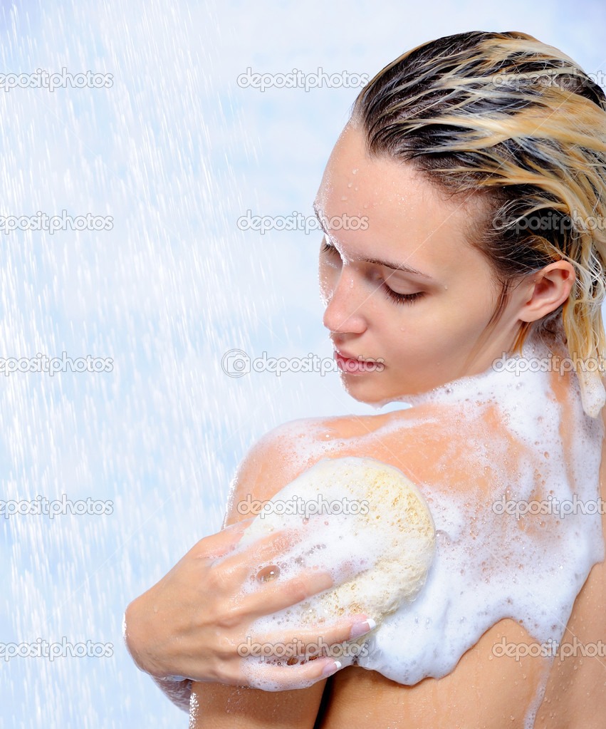 Cleanse the skin you wish to darken thoroughly with soap. Exfoliate the area with a loofah sponge or exfoliating gloves.