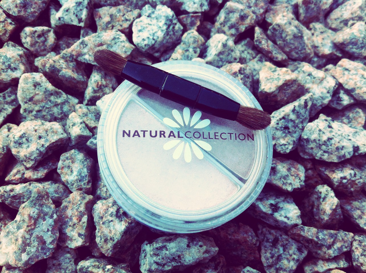 Natural collection eyeshadow duo-mink and sable
Put on with-Avon duo ended brush