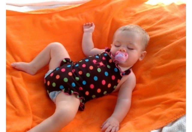 Dig a hole in the sand on the beach and fill it with towels. This is a great comfy nap spot for babies👶