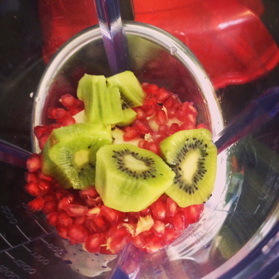Banana, pomegranate and kiwi 😍😍