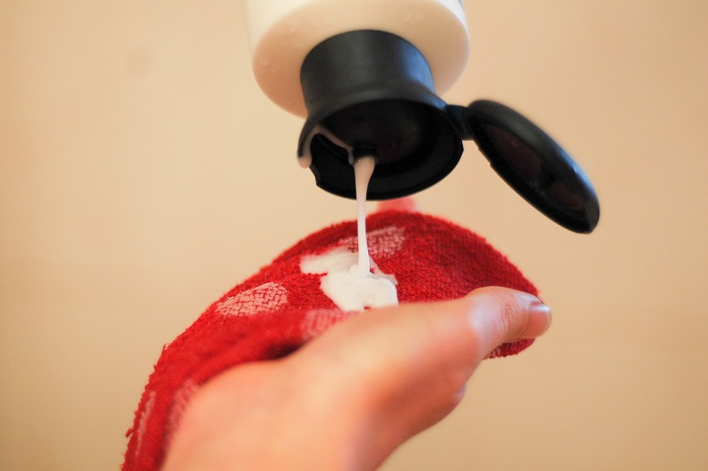 First, apply your favorite shower gel or soap as usual. Don't wash the bubbles off.