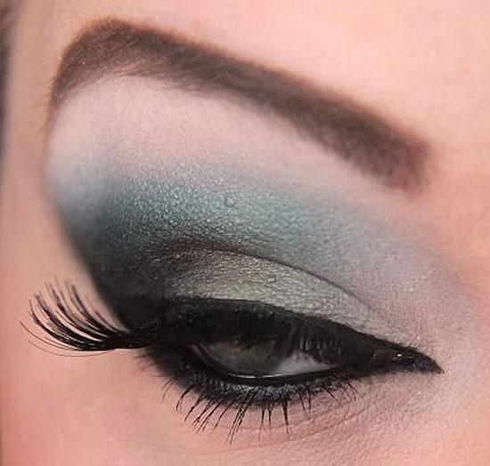 If you're hesitant of trying this colour, try adding just a small bit in like this. A simple smokey eye that fades into serenity looks beautiful!