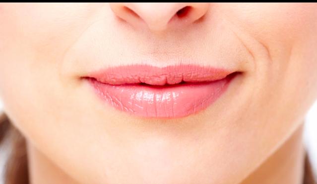 4. Dry lips
Always find yourself fumbling for lip balm? Try giving your lips a deeper treatment using Epsom salt. Combine a few tablespoons of salt with a teaspoon of petroleum jelly (such as Vaseline), apply the solution to the lips, and gently rub it in.