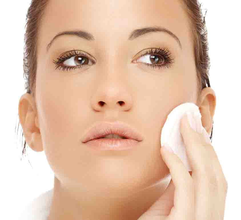 2⃣: Apply toner and wait for it to dry. Toner is especially useful for those with oily skin. 