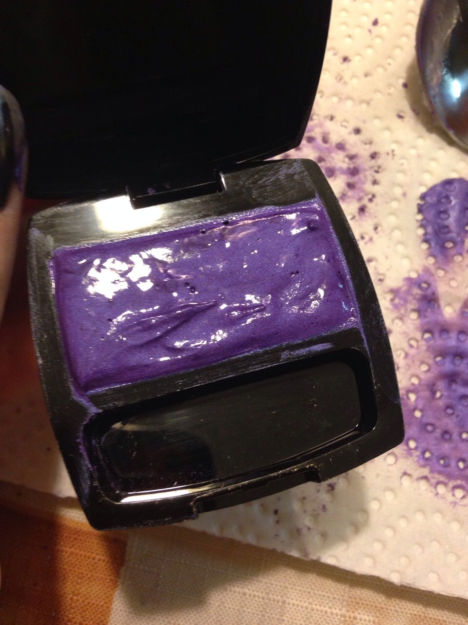 Let the mixture sit and cool, and there you have it, a perfect and vibrant cream eyeshadow!