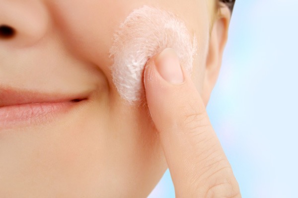 Step 3: Exfoliating
Find a pair of exfoliating gloves and your favourite exfoliating scrub. Scrub face for one minute or until smooth. Then rinse face with warm water.