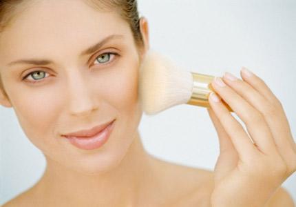 SETTING YOUR FOUNDATION WITH TINTED POWDER & A BIG, FLUFFY BRUSH: If you want to “set” your foundation, I strongly, strongly advise that you invest in a colourless translucent powder, which not only works for every single skin tone in existence, but will also prevent that horrendous cakey texture.