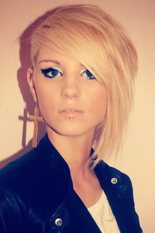 Amazing Short Hair And Tattoo Ideas 