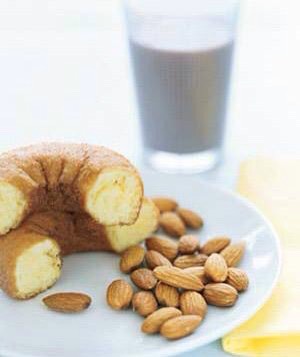 Fast, Healthy Breakfast: Plain Doughnut with Chocolate Milk
A plain cake-style doughnut is usually a better choice than a bakery muffin. At Dunkin' Donuts, for instance, an old-fashioned doughnut has 280 calories, while a corn muffin has 510 calories. Add fiber by eating ¼ cup of almonds.