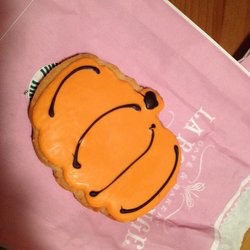 PUMPKIN COOKIES
Really adorable fall frosted sugar cookies, that look like pumpkins-can I say more? (I can, actually) they great with the PSL.👌