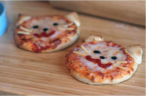 Now everyone loves pizza, but turning those circles into faces makes lunch time an animal kingdom! For these cats take cheese for whiskers, black olives for eyes and a sauce mouth! Literally takes seconds to create❤️