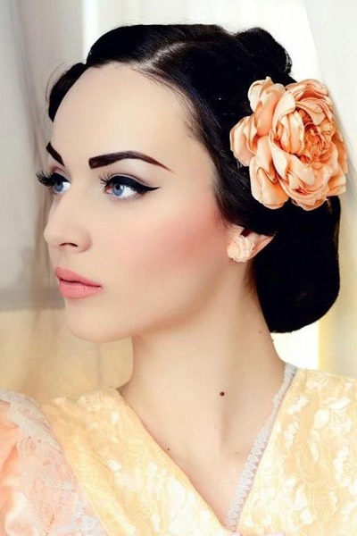 We can’t think of anything more beautiful than an ultra-bold brow complemented by a winged line.


