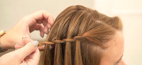 Repeat this process until your braid is as long as you want it. In this one, we braided one side until it reached the bottom of the hair🍂