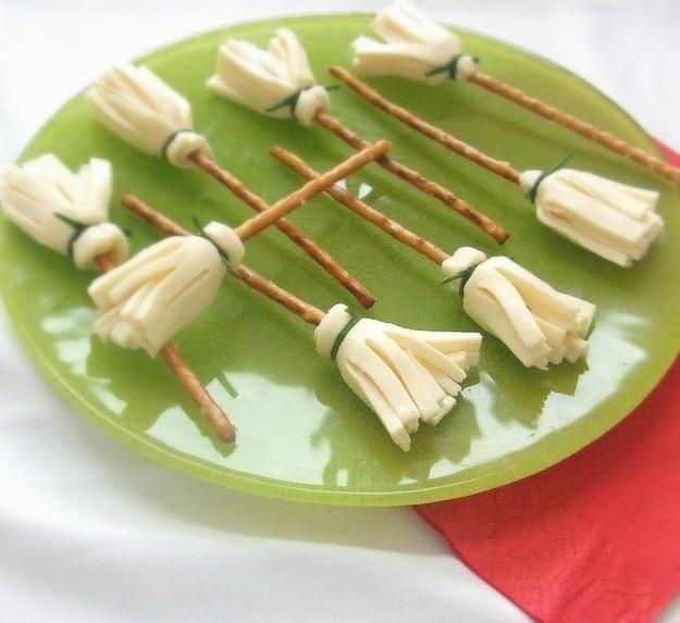 Cheese Witch’s Brooms

http://www.cocinandoconcatman.com/recetas/recetas-aperitivos/escobas-de-bruja-de-queso-receta.html