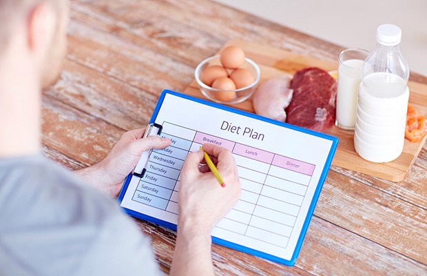 🚫Mistake #4: Restricting yourself too much. Going on a strict diet forever isn't realistic. To lose weight, you must think about sustainability. Even if you're able to stick to a super low-calorie meal plan, your body could kick into starvation mode, expending fewer calories to preserve energy.🤕
