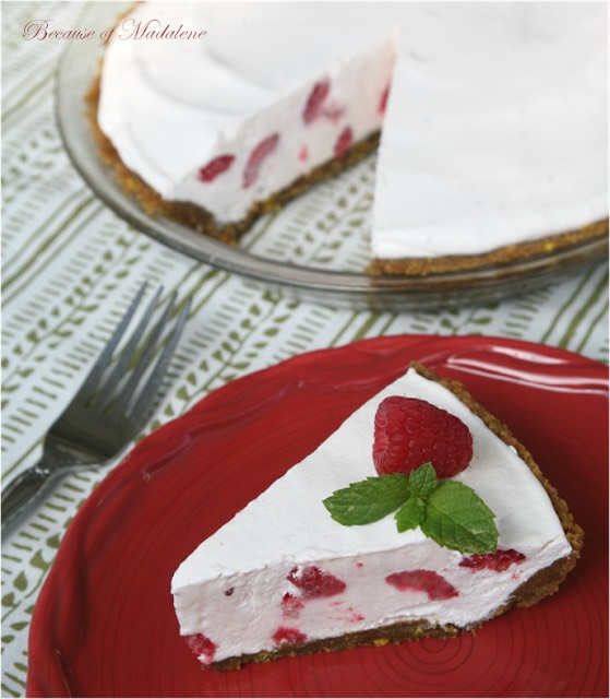 Fresh raspberry yogurt pie 