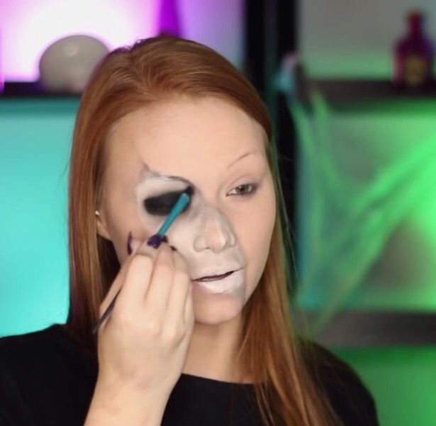 With black eyeshadow lightly go over the grey shadow you just put on the edge .