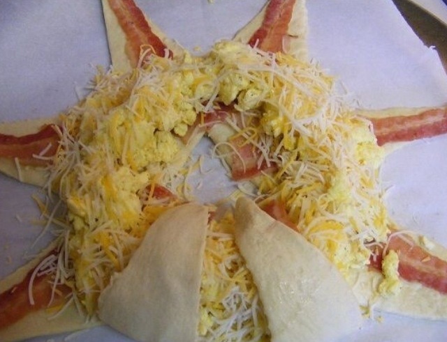 Roll up the crescent rolls one by one like in the picture