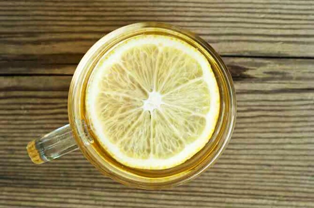 DRINK HOT WATER & LEMON
A mug of hot lemon water in the morning wakes up your digestive system and helps get things moving. You can drink green tea with lemon if you don't like the taste of warm lemon water on its own.