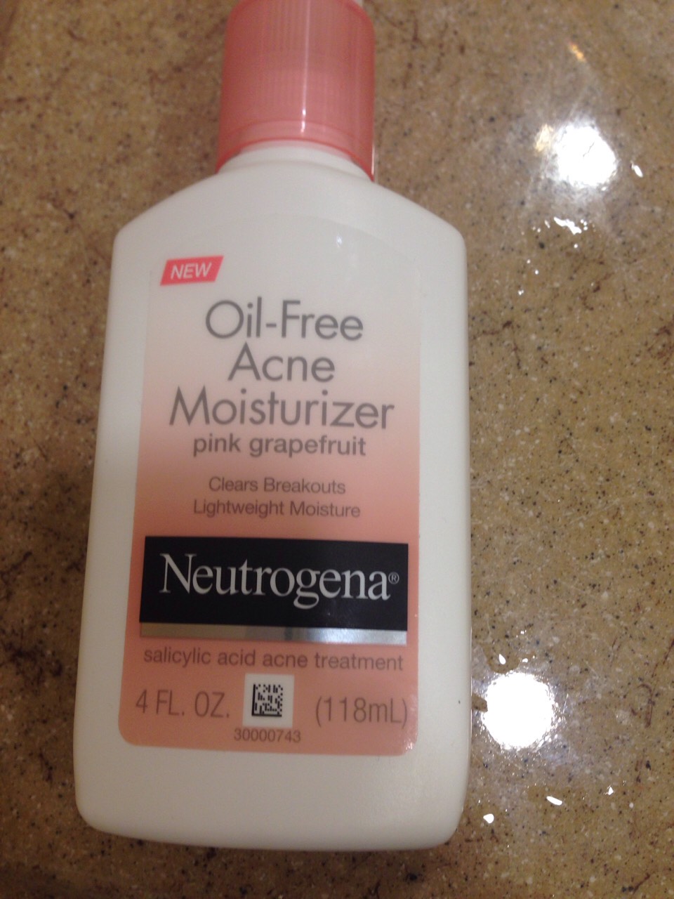And lastly but not least is oil free acne moisturizer pink grapefruit it's from Neutrogena it clears breakouts and it's lightweight moisture perfect💁💁💁
