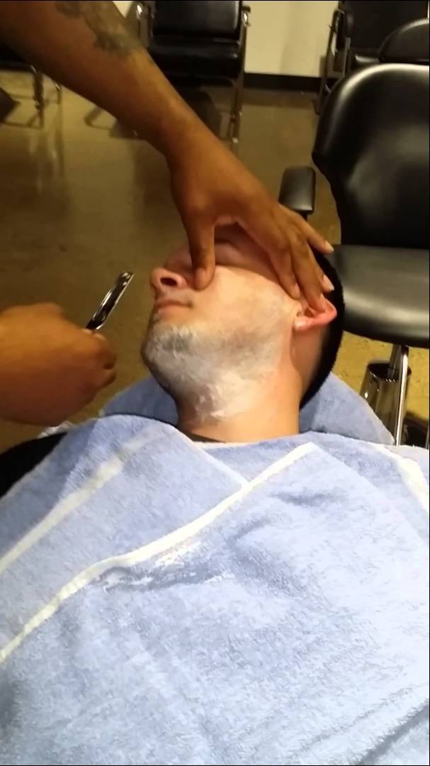 DO...
Shave in long even strokes applying gentle pressure. Rinse the blade after every stroke to wash the hair clogging the blade.