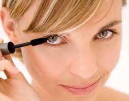 3. Avoid using old make-up
The eye expert says that they often see patient’s completing about discomfort in eyes because of using out-of-date eyeliner or eye makeup.  Due to this it is advised to all not to use out dated or old makeup. Always replace your makeup and makeup brushes regularly