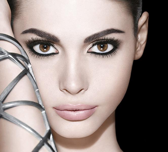 11. After you apply the mascara, use an eye lash comb or a clean mascara brush to remove clumps.
12. Eyelash curler: It can be used after or before using mascara, both will work equally well.