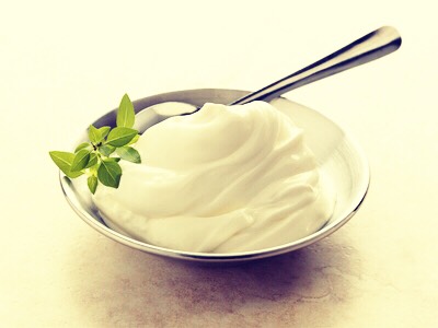 š Brightening š
Combine 2 tablespoons of Sour Cream with 2 tablespoons of Honey and 1 tablespoon of Fresh Lemon Juice.
Leave on your face for around 20 minutes.
This mask heals, brightens, exfoliates and moisturises skin and prevents blemishes from appearing š