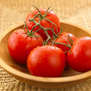 Tomatoes
Tomatoes are the best source of the anti-aging antioxidant lycopene. Surprisingly, lycopene in tomatoes is more easily absorbed by your body when it is cooked or processed, so make sure to stock up on canned tomato sauce, tomato juice, and ketchup.