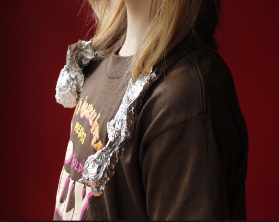 Now after dipping your hair wrap the two ends in tin foil and let it settle for another 10 mins on each side.