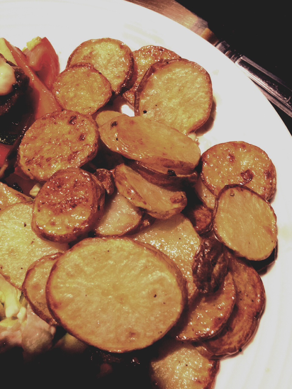 1- place your cut up baby potatoes (average 3 per person ) in a zip lock bag along with  olive oil ,finely chopped garlic ,black pepper and salt .
2- Close everything in zip lock bag and shake till potatoes covered.
3- Pour all on baking tray and place in oven at 200•c for 20mins.
4- Enjoy😁
