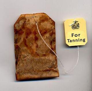 11. Brewing tea as a self-tanner.
This consumes your time. First, it requires brewing tea for at least 15 minutes, then letting it cool before spraying the solution onto skin one layer at a time until you reach the desired shade. Secondly, the effect only lasts a few days and is not waterproof.