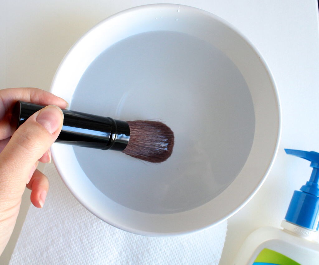 How To Clean Make Up Brushes Quickly And Easily!