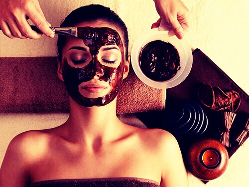 ❤️ Chocolate Facial Mask ❤️
You will need:
• 1/3 cup of Dark Cocoa
• 1/4 cup of Honey
• 3 tablespoons of Heavy Cream
• 2 tablespoons of Powdered Oatmeal

Mix all the ingredients together, and apply the mixture on the skin! Wait 15 minutes. Rinse off with lukewarm water ❤️