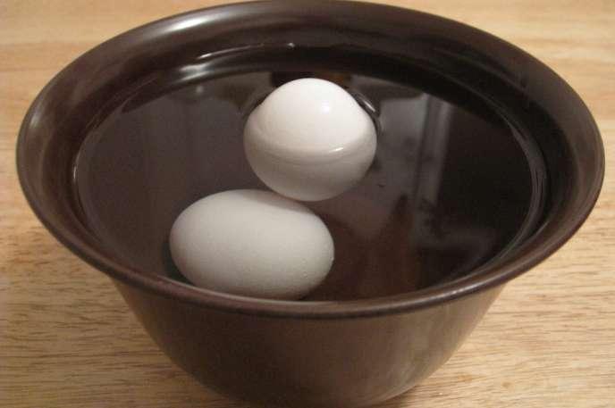 Know if an egg is fresh:
A very fresh egg will sink to the bottom and lay on its side. A week old egg will be on the bottom with pointy end on top.