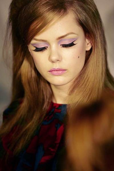 A thin line amps up this pastel eye look. ( Falsies are optional )