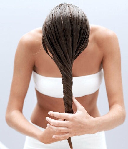 Mask three: Coconut oil hair mask
Coconut oil not only smells delicious, but is also the perfect lightweight moisturizer for your thirsty strands.