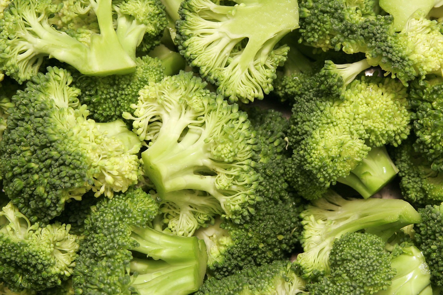 Broccoli -- One medium stalk of broccoli contains more than 100 percent of your daily vitamin K requirement and almost 200 percent of your recommended daily dose of vitamin C -- two essential bone-building nutrients.
Zap it! Preserve up to 90 percent of broccoli's vitamin C by microwaving.