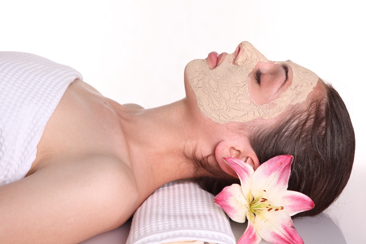 Mix equal parts of Aztec Indian healing clay with apple cider vinegar until you reach a thick mask like consistency. Ensure face is clean, Put mask all over face, excluding eye and nose area. Just wait to feel the pulsating tightening experience!!!