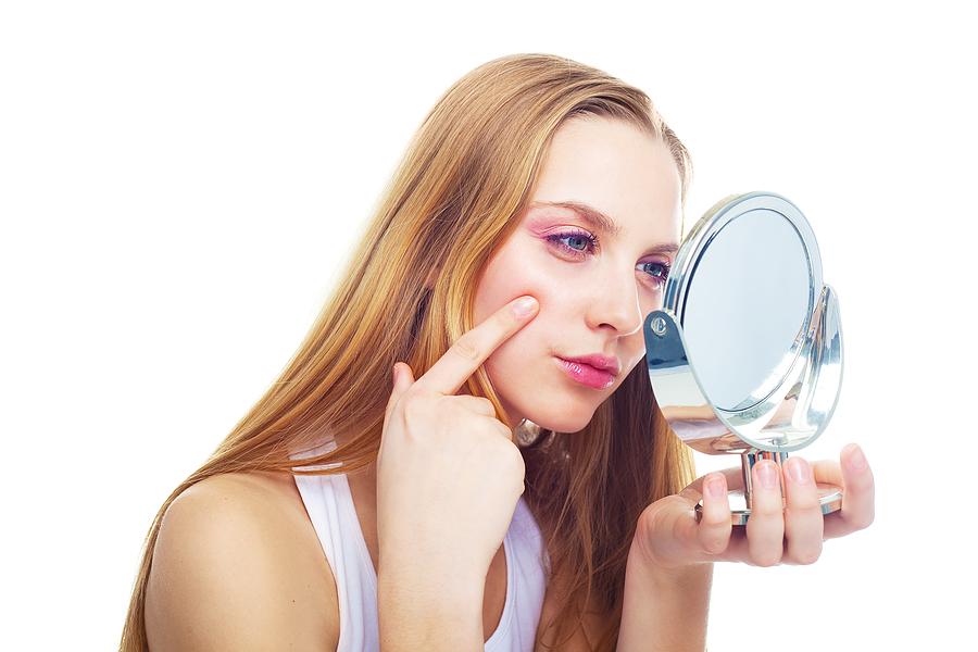 Clear skin
Boil some water and put three teabags of green tea and some ginger roots in it. Filter the mix and apply to areas with acne. This mask can also be used to brighten scars