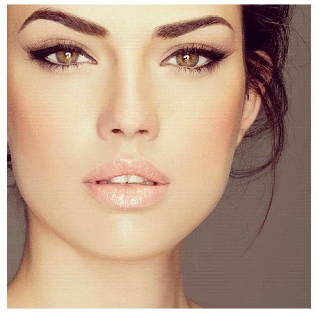1. To avoid smudging of eyeliner, make sure the eyelids are grease/oil free. You can ensure this by using a makeup remover.
2. To get that perfect look, keep your eyes open while using eyeliner. It is a little difficult at the beginning but you will eventually get hold of the trick.