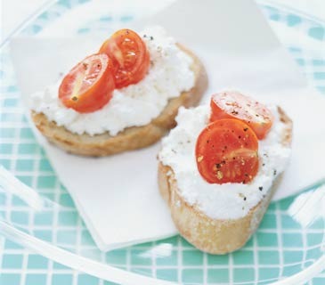 Morning Pizza
You could have a slice of last night's pizza (it's preferable to filling up on sugar or skipping breakfast). Or you could try a more sophisticated spin: Take a slice of crusty bread, spread it with 3 tablespoons of low-fat ricotta, and add tomatoes. Finish with a drizzle of olive oil 