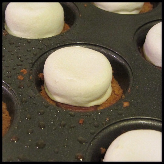 Step 4:
Cut marshmallows in half crosswise. Place one marshmallow half, cut-side down, into each cup. Return to oven 1-2 minutes or until marshmallows are just slightly softened. Remove from oven and cool 15 minutes. Carefully remove cups from pan. Cool completely.
