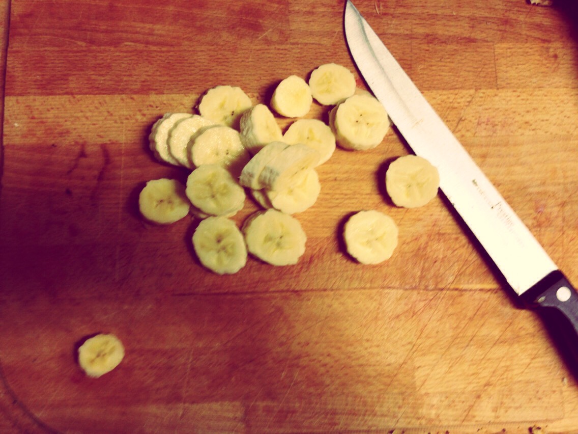 Slice 1 whole banana